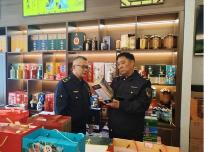 市市場(chǎng)監(jiān)管局重拳出擊，開(kāi)展“特供酒”清源打鏈專項(xiàng)行動(dòng)，凈化酒類經(jīng)營(yíng)市場(chǎng)